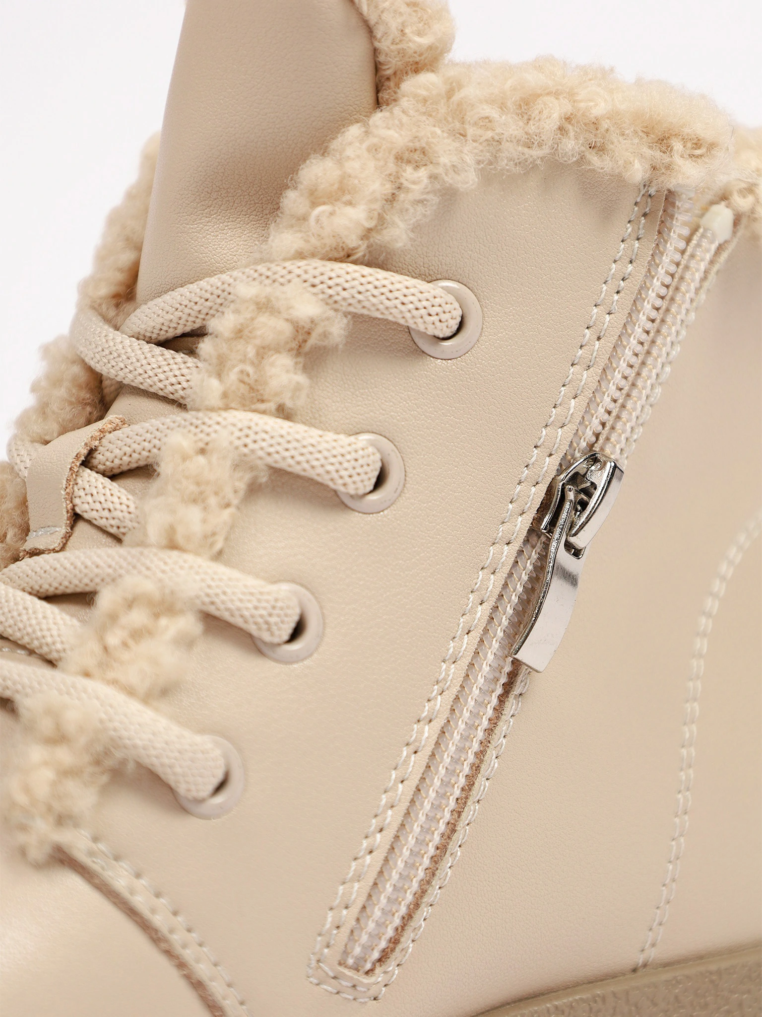 Ботинки бежевого цвета на средней платформе с меховой отделкой